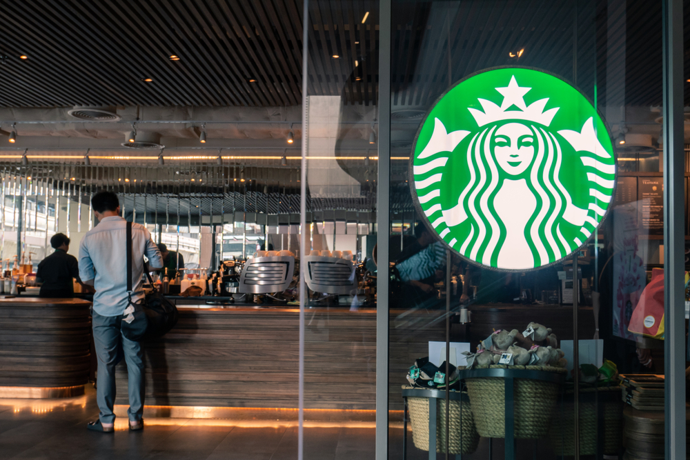 Lucro da Starbucks aumenta 34,7% no 2º trimestre fiscal, para US$ 908,3 milhões
