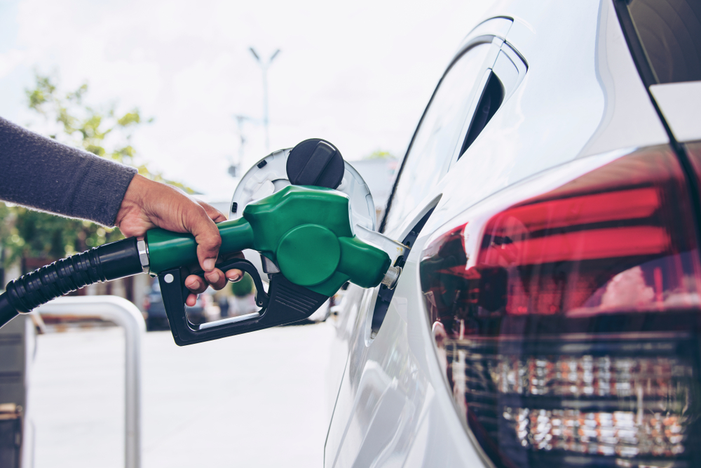Espaço para queda da gasolina se acentua; queda poderia ser de R$ 0,46 o litro, diz Abicom