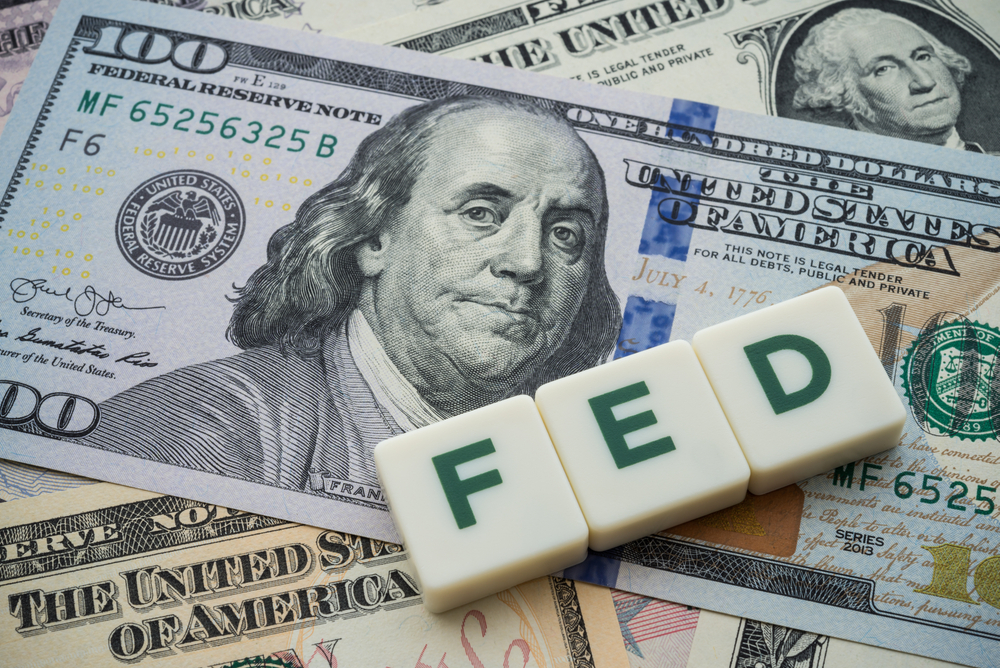 Taxas de juros rondam ajustes e dólar traz viés de alta em véspera de Fed