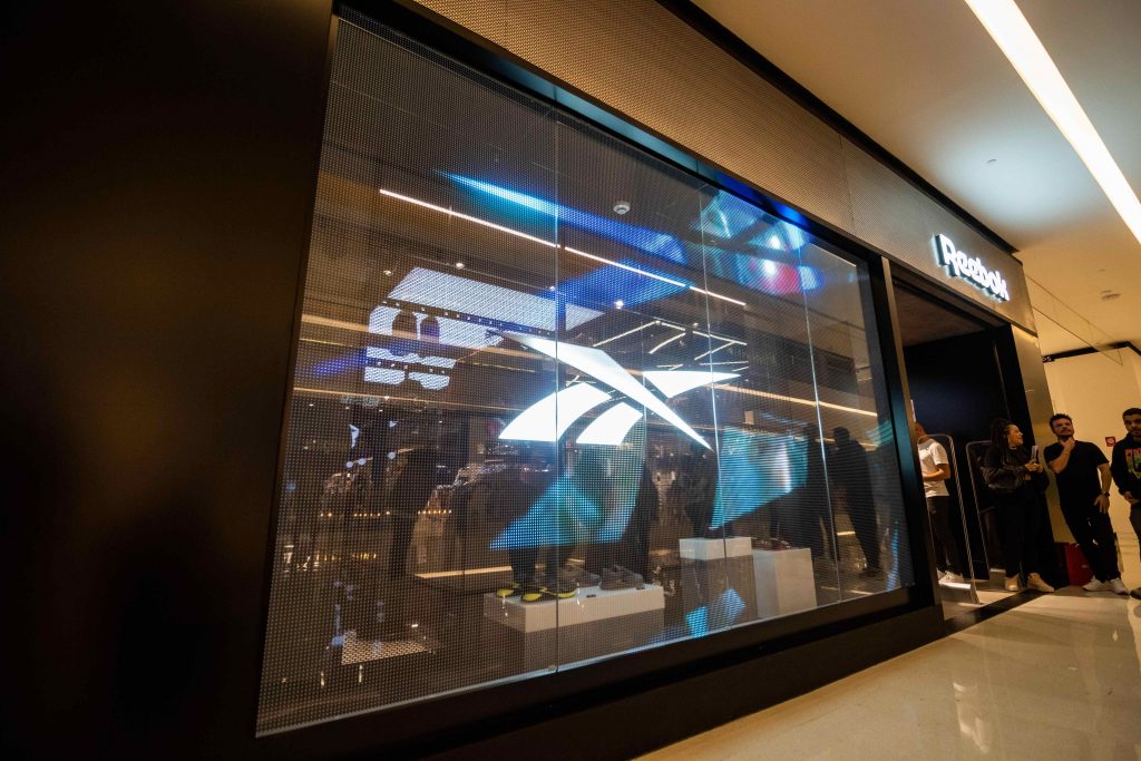 Reebok inaugura primeira loja física em São Paulo com tecnologia da The LED