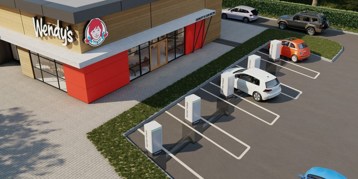 A rede de fast-food Wendy's está testando nos Estados Unidos robôs autônomos subterrâneos para entregar pedidos feitos no drive thru. Os pedidos saem da cozinha e em alguns segundos são transportados pelo subsolo até pontos de coleta posicionados no estacionamento.