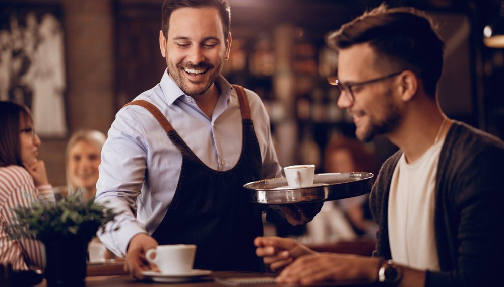 Setor de restaurantes abre 8 mil vagas formais e tem o melhor saldo positivo do ano