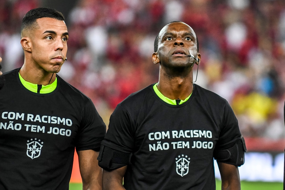 Brasileiros apoiam punições aos times em caso de racismo e que marcas rompam patrocínio