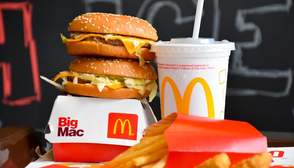 EUA: surto de E. coli está ligado a sanduíches do McDonald's; ação cai 9%