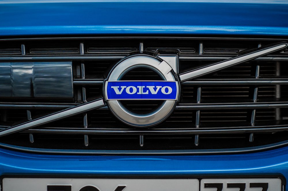 Volvo assina acordo para dar aos seus carros elétricos acesso à rede de carregamento da Tesla