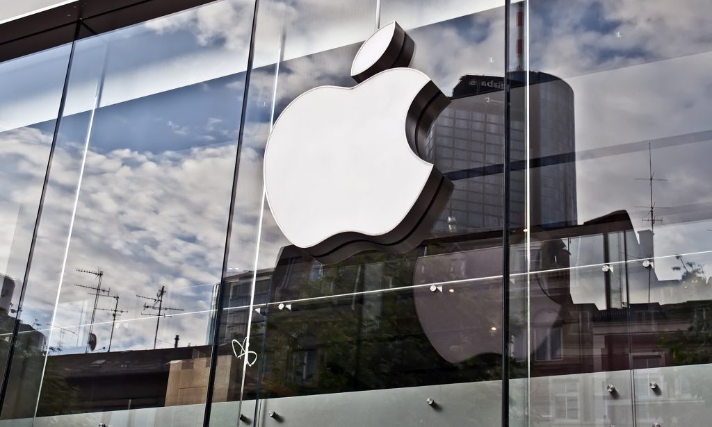 Apple passa a valer US$ 3 trilhões com ações subindo 1,76%