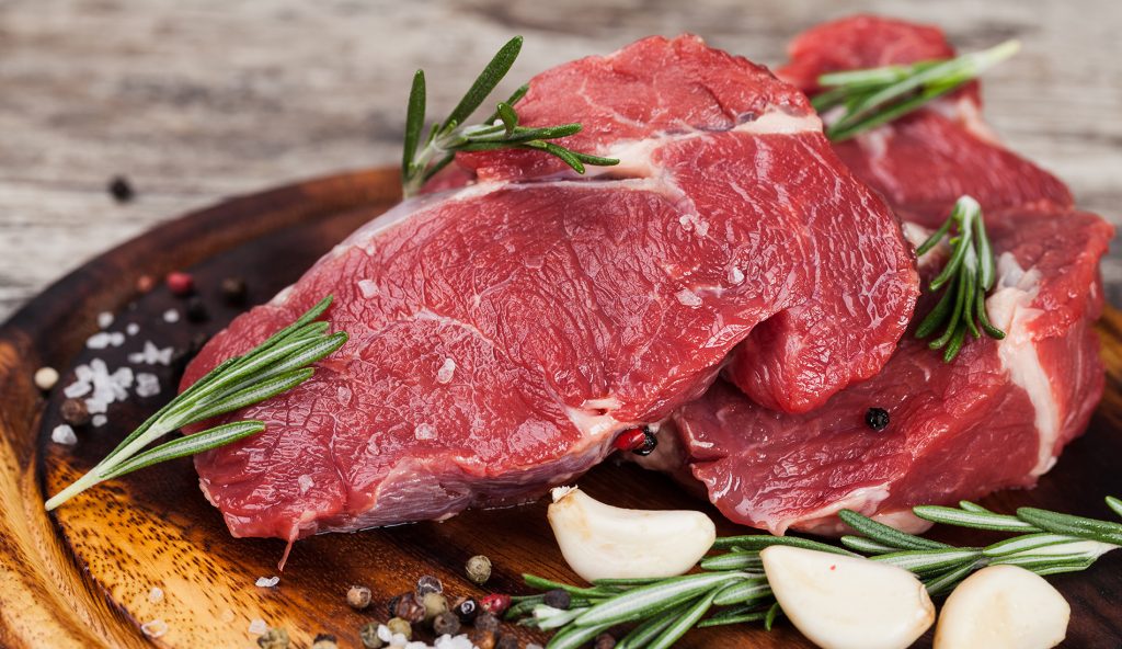 Carne bovina impulsiona crescimento do foodservice no Brasil em maio