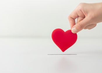 Do consumo à doação: como o varejo pode impactar o mundo com produtos sociais