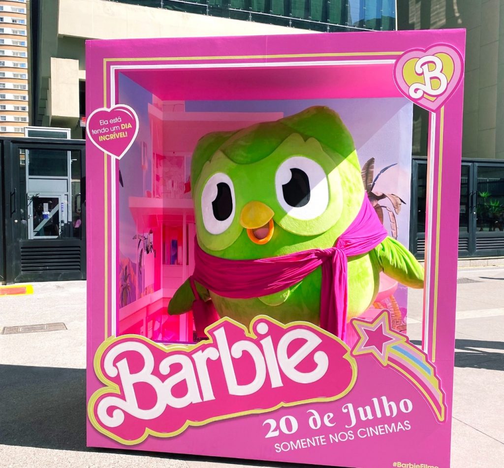 Duolingo realiza ação na Av. Paulista para promover participação no filme da Barbie