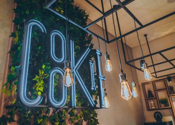 Reebok inaugura primeira loja física em São Paulo com tecnologia da The LED  - Mercado&Consumo