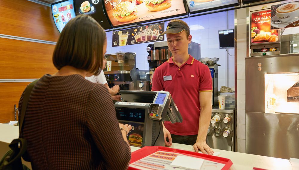 McDonald's é condenado em R$ 2 milhões por trabalho de adolescentes em chapas e fritadeiras