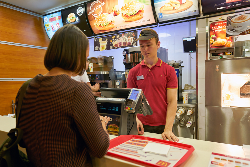 McDonald's é condenado em R$ 2 milhões por trabalho de adolescentes em chapas e fritadeiras