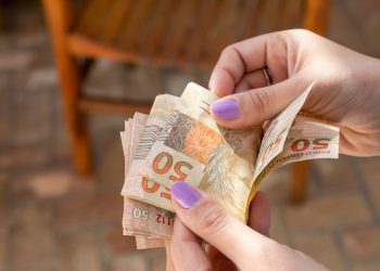 Nova regra de reajuste do salário mínimo terá impacto de R$ 15,8 bi em 2024, segundo economista