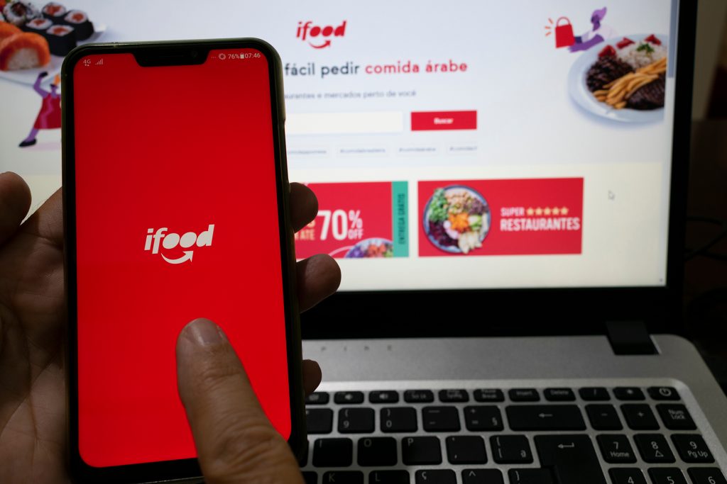 Empresa faz repasses para parceiros e lança campanha de doações pelo aplicativo do iFood para ONGs que dão assistência a pessoas afetadas