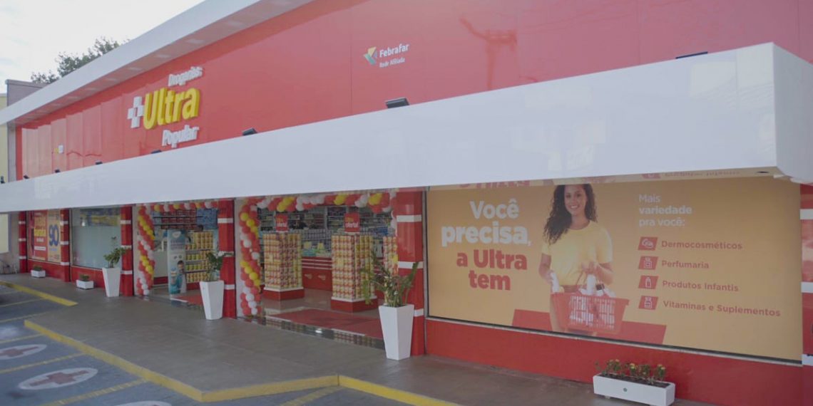 Drogarias Ultra Popular adota estratégia para se aproximar do consumidor