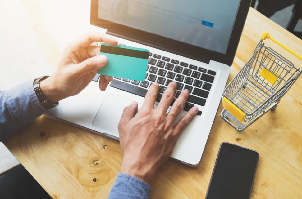 Pagamentos com cartão de crédito no e-commerce crescem 43% no segundo semestre