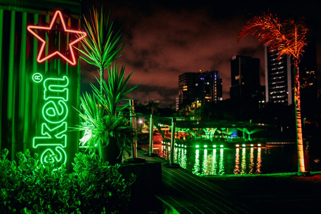 Heineken inaugura bar flutuante no Rio Pinheiros, em São Paulo