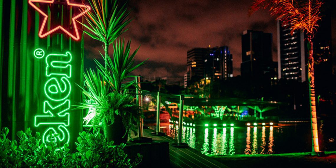 Heineken inaugura bar flutuante no Rio Pinheiros, em São Paulo