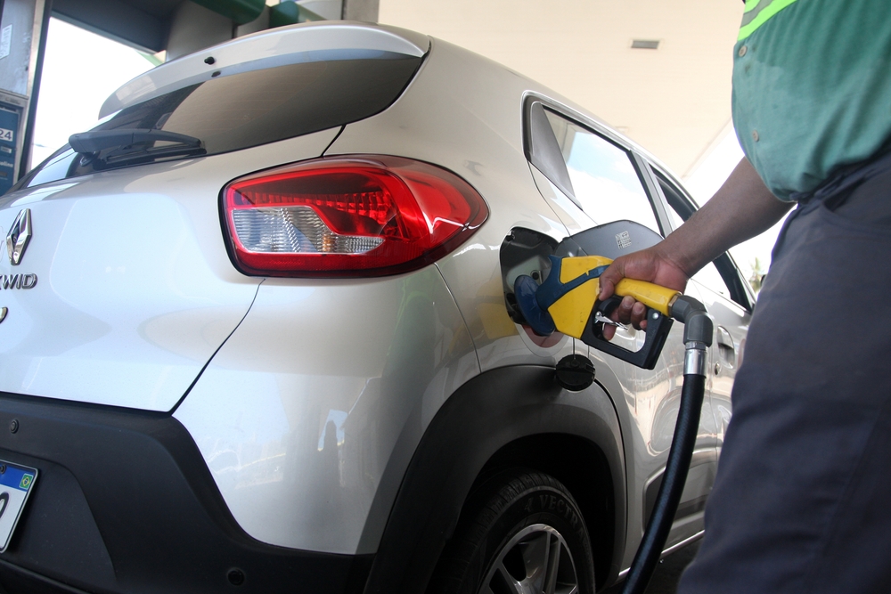 Preço da gasolina cai 0,51% nos postos após reajuste anunciado pela Petrobras, mostra IPTL