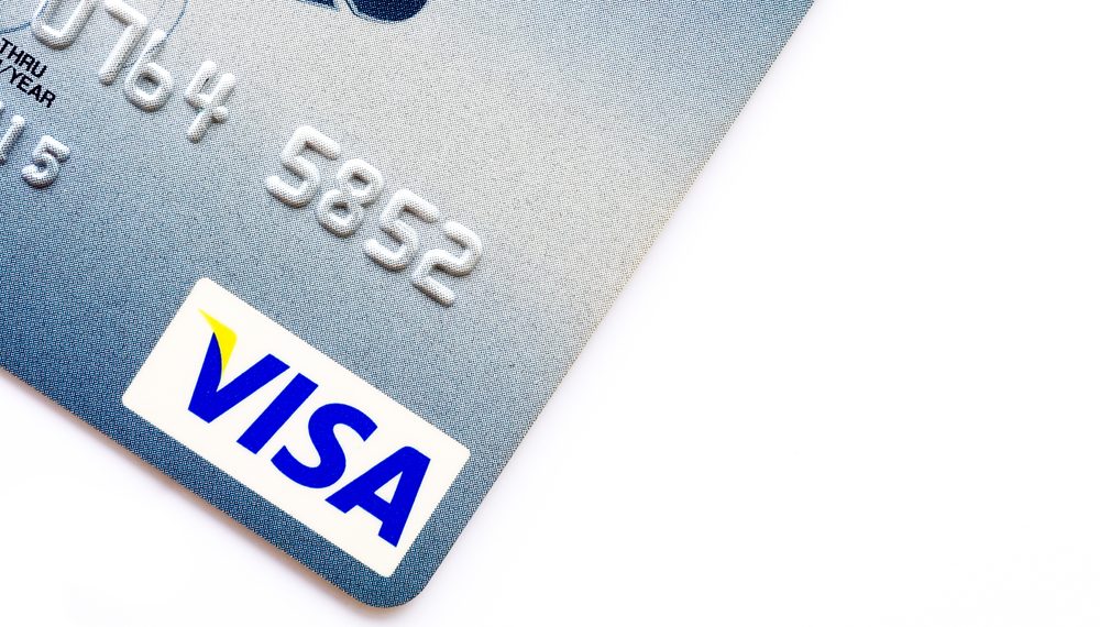 Visa anuncia estratégias para o comércio com IA e uso de stablecoins em cartões