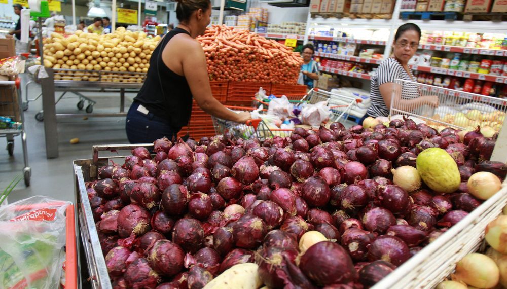 Com recuo de alimentos, inflação acumulada é menor para os mais pobres