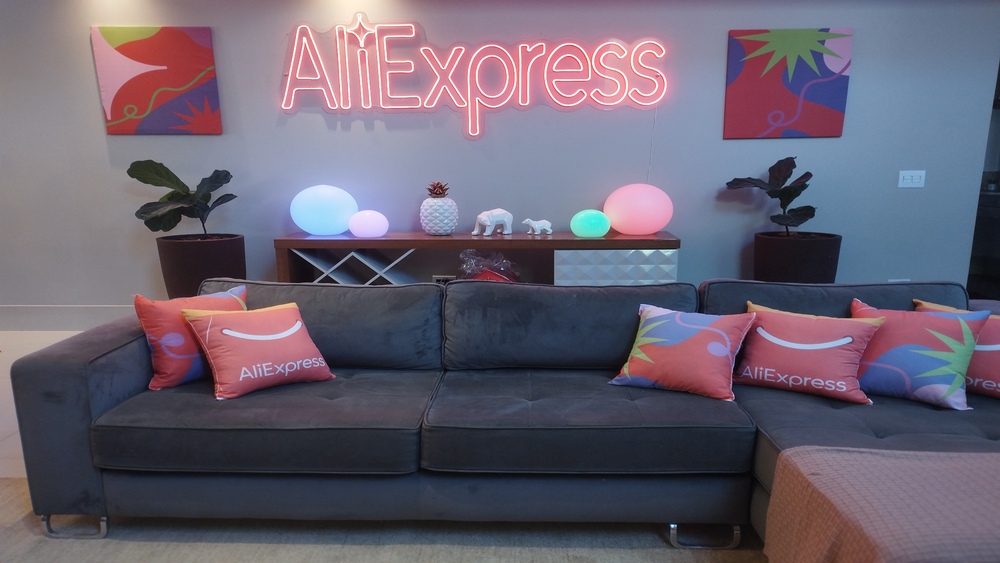 AliExpress monta casa para expor produtos do marketplace em parceria com influenciadores