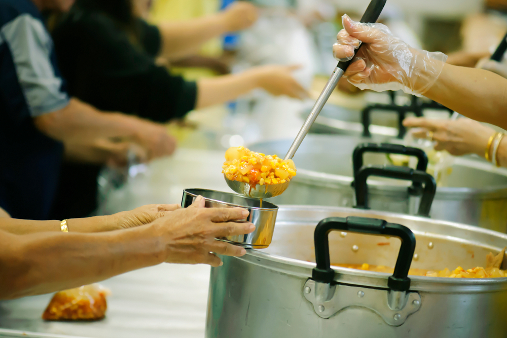 Instituto Açaí lança projeto de apoio a cozinhas solidárias que entregam refeições gratuitas