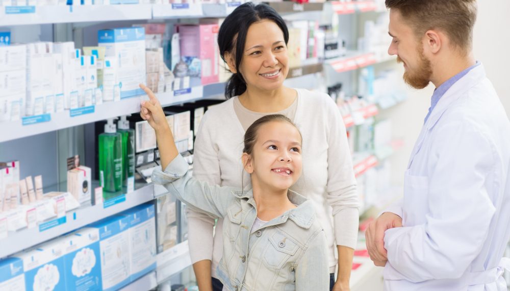 Quatro em dez brasileiros compram artigos de perfumaria em farmácias