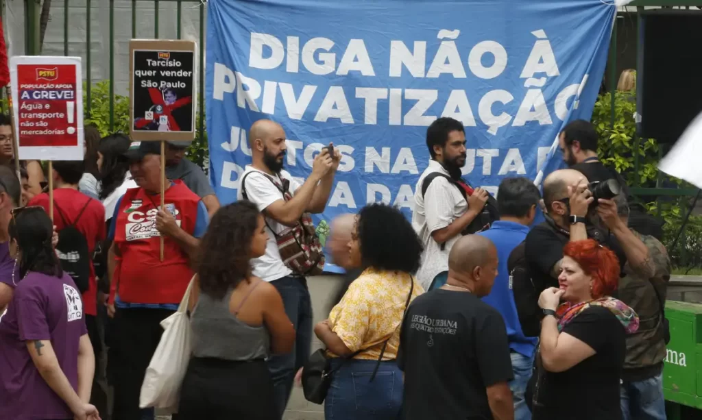 'Vamos seguir no propósito de privatização', diz Tarcísio sobre greve em SP