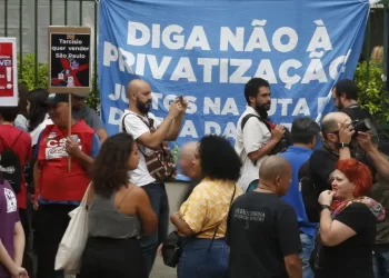 'Vamos seguir no propósito de privatização', diz Tarcísio sobre greve em SP