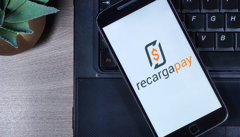 O super app RecargaPay anuncia a expansão de sua Conta PJ, agora acessível para todas as empresas com o Cadastro Nacional da Pessoa Jurídica (CNPJ). Com a novidade, empreendedores de todos os segmentos e tamanhos, sejam pequenas, médias ou grandes empresas, além de associações e entidades com ou sem fins lucrativos, poderão abrir uma conta gratuita no aplicativo e acessar uma série de benefícios exclusivos. Entre eles, ganhos extras no pagamento de contas e boletos e um bônus diário de 106% do CDI. O app permite ainda o gerenciamento e a emissão simplificada de documentações, como o imposto DAS, agregando mais praticidade, economia e segurança no dia a dia dos clientes. A expansão da Conta PJ do RecargaPay acompanha o crescimento do empreendedorismo no Brasil, que registrou a abertura de 2,8 milhões de pequenas empresas entre janeiro e agosto de 2024, segundo dados do Sebrae. Em 2023, por exemplo, o número de clientes com perfil de pessoa jurídica do RecargaPay também avançou: no último ano, o app viu o número de clientes com CNPJ triplicar. Inicialmente voltado apenas para Microempreendedores Individuais (MEIs) e Empresário Individual (EI), o portfólio de soluções financeiras da empresa para o público PJ agora atende também os modelos de negócios em Sociedade LTDA, Sociedade Limitada Unipessoal (SLU), Sociedade Simples e Sociedade Anônima (SA). “A missão do RecargaPay é simplificar a vida dos empreendedores, independentemente do tamanho do negócio. A expansão da Conta PJ é um reflexo desse trabalho de mais de uma década no mercado. Queremos continuar apoiando os empreendedores brasileiros com uma solução financeira prática, segura e conveniente. Eles precisam focar no que realmente importa: cuidar do negócio, fazer ele crescer”, comenta Wenceslao Frers, Senior VP de PJ do RecargaPay. Com a nova fase do serviço, o RecargaPay passa a oferecer benefícios que vão além do óbvio para novos perfis de empreendedores, como o Pix QR Code sem custos, uma maquininha com as menores taxas do mercado e a oferta de um bônus diário equivalente a uma porcentagem do CDI sobre o saldo das vendas recebidas. Além disso, os clientes podem revender serviços do app, como recarga de celular e cartões de transporte, e ainda ganhar uma renda extra. Essas funcionalidades fortalecem a competitividade dos negócios, oferecendo uma alternativa que integra economia, ganho adicional e inovação no processo de cobrança e pagamento.