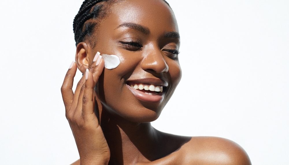 Brasileiras gastam em média R$ 237 com produtos de skincare anualmente