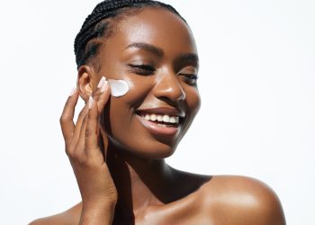 Brasileiras gastam em média R$ 237 com produtos de skincare anualmente