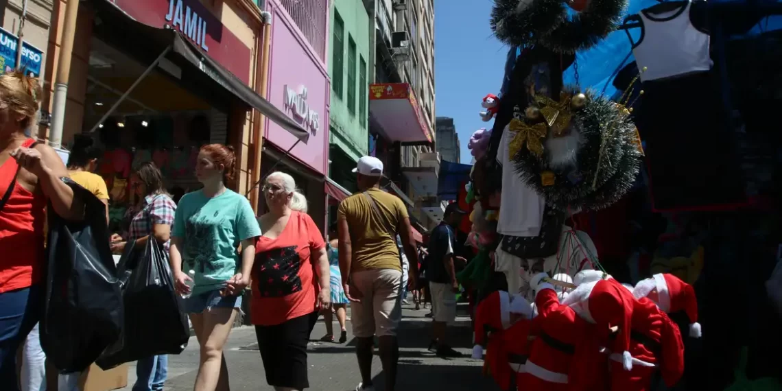 Mais de 40% dos consumidores pretender ir às compras para o Natal