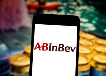 AB InBev tem queda de 33% no lucro do 4º trimestre; nos EUA, cervejaria evita greve