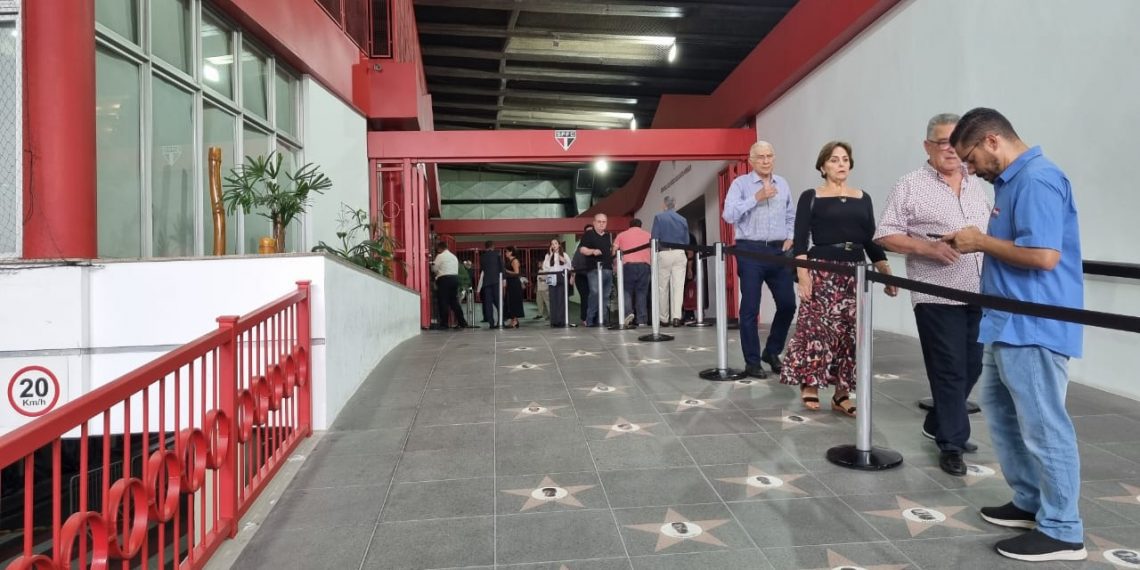 Família do empresário Abilio Diniz abre velório ao público no Estádio do MorumBis