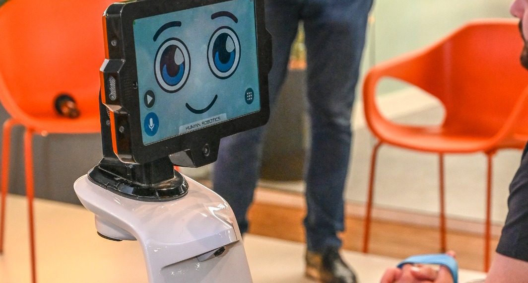 Robô "trabalha" como assistente de compras no Supermarket Blue do Rio de Janeiro