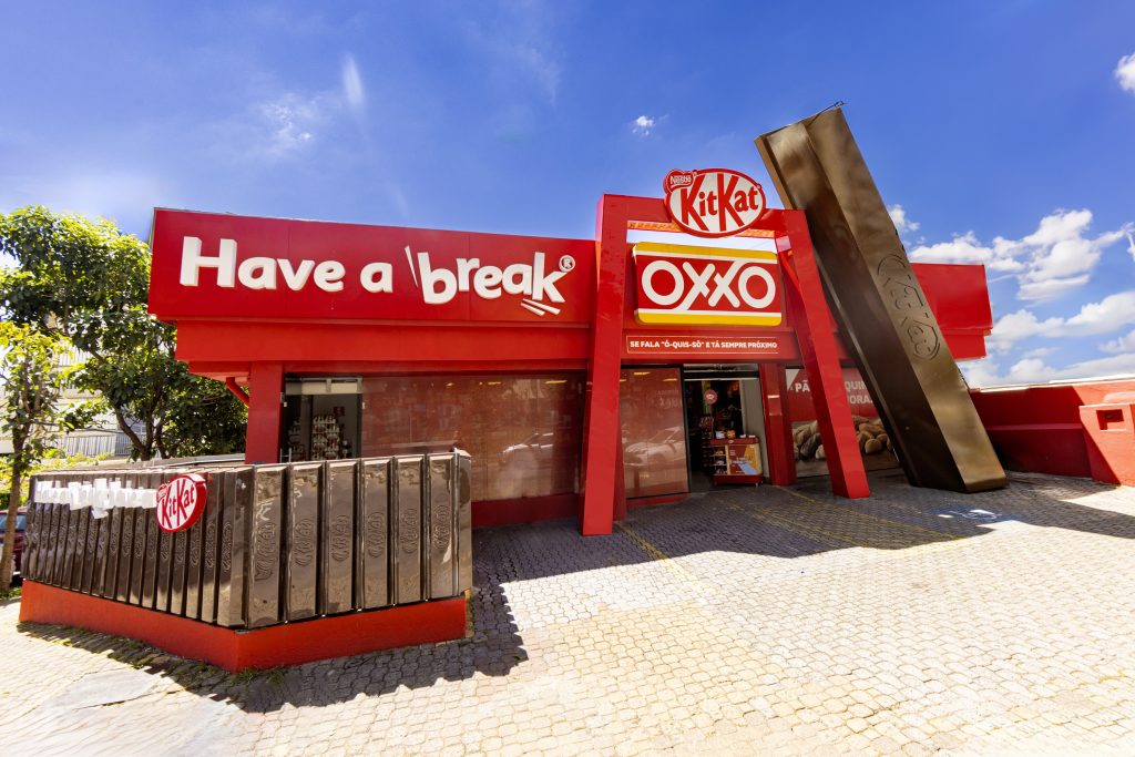 Em parceria com indústria e marcas, Oxxo prepara experiência emblemática para a Páscoa