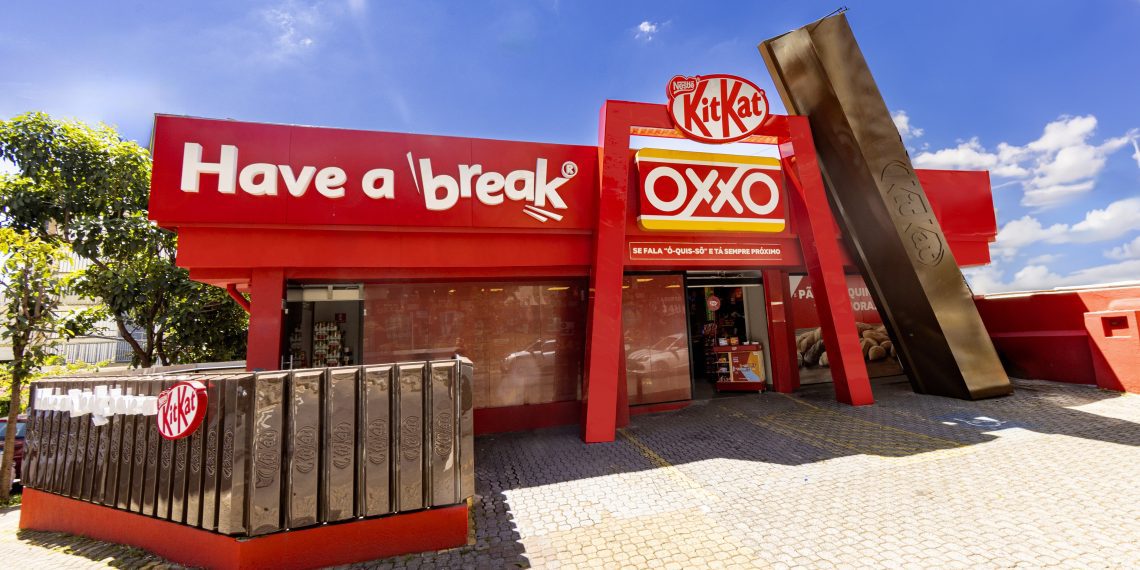 Em parceria com indústria e marcas, Oxxo prepara experiência emblemática para a Páscoa