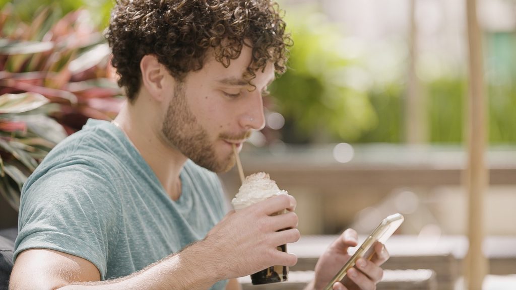 Nestlé segue tendência internacional e avança com café gelado nas lojas parceiras