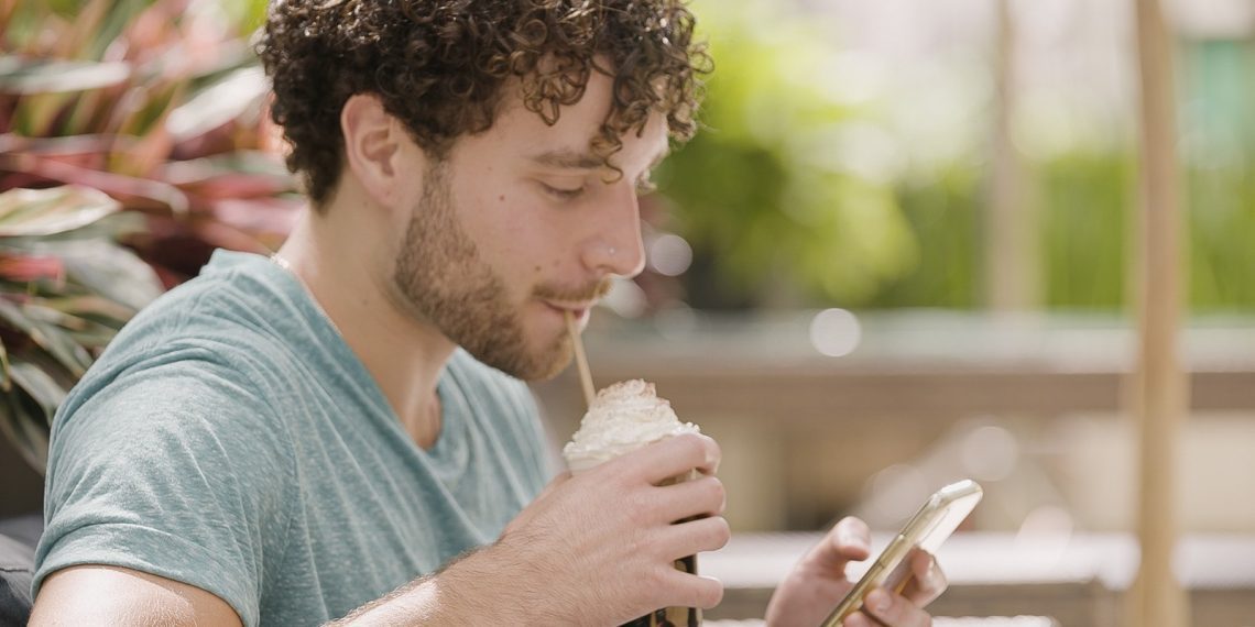 Nestlé segue tendência internacional e avança com café gelado nas lojas parceiras