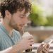 Nestlé segue tendência internacional e avança com café gelado nas lojas parceiras