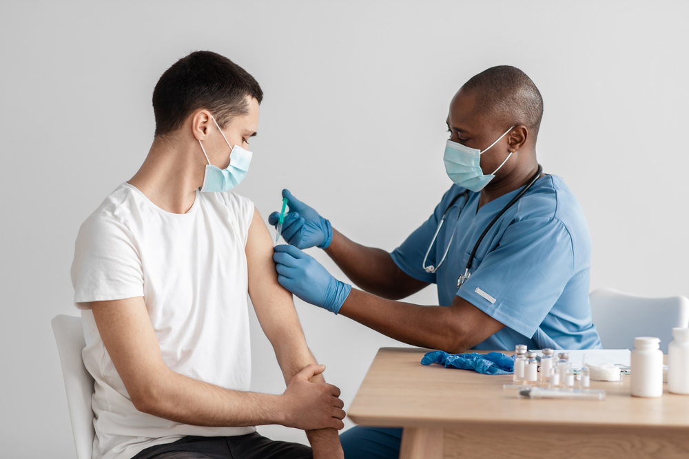 Pague Menos e Extrafarma iniciam campanha de imunização contra a gripe