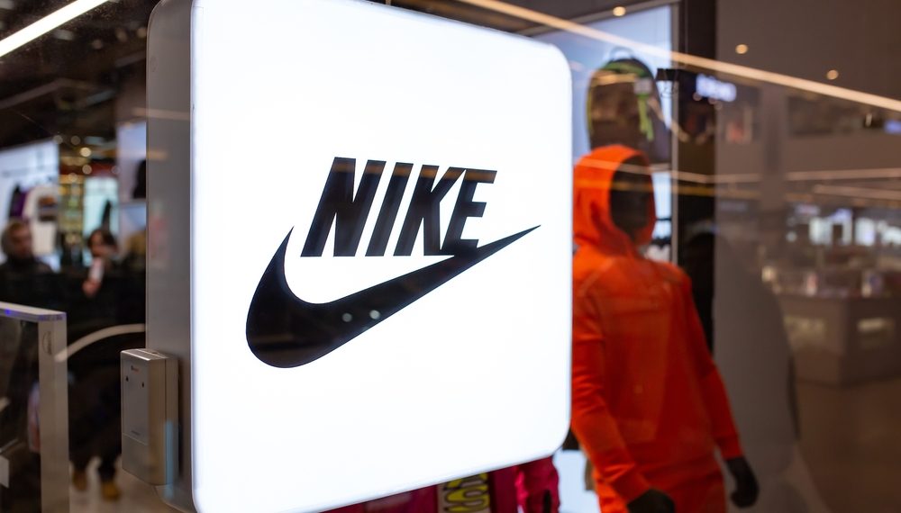 Nike tem vendas estáveis no trimestre fiscal até fevereiro; ação cai 8% em NY