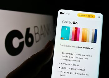 C6 zera anuidade e taxa de manutenção de conta para investimentos em dólar
