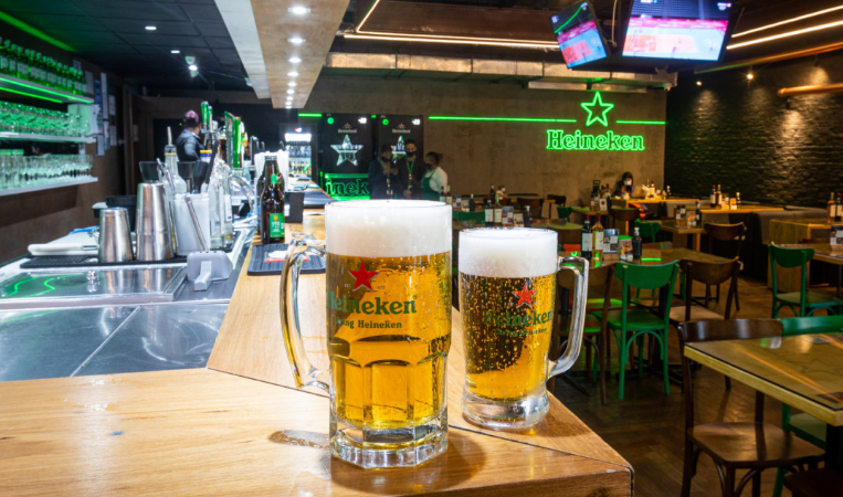 Heineken anuncia ampliação de presença em aeroportos com bar conceito