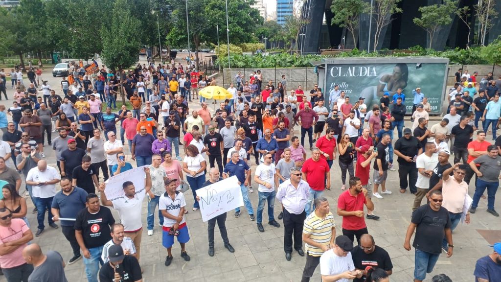 Motoristas de aplicativo protestam contra regulamentação da categoria pelo governo