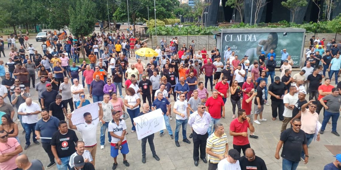 Motoristas de aplicativo protestam contra regulamentação da categoria pelo governo