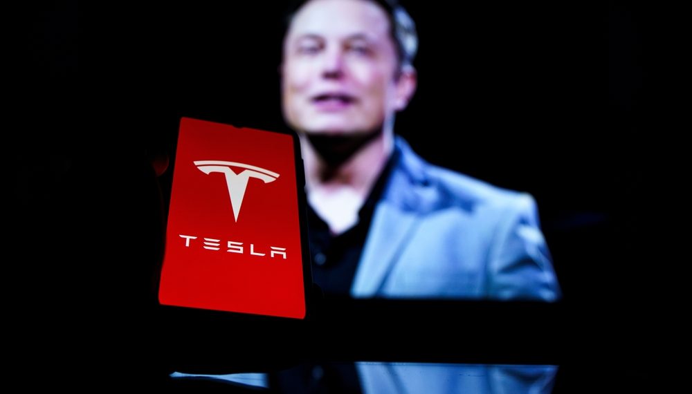 Elon Musk vai demitir mais de 14 mil funcionários da Tesla para reduzir custos de operação