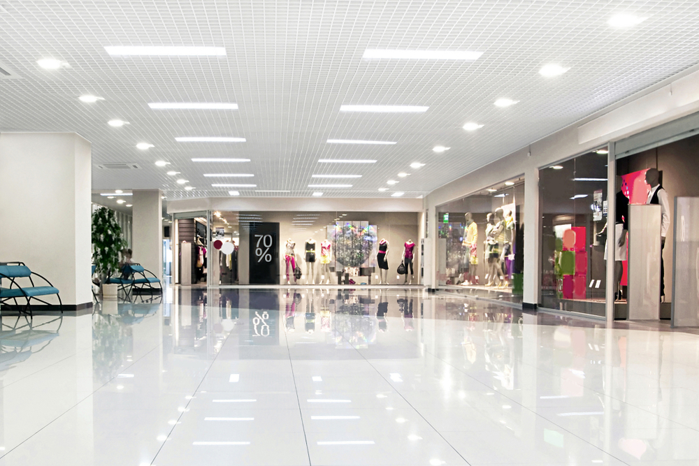 Shoppings têm queda no fluxo de visitas, enquanto lojas de rua registram aumento em abril